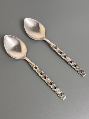 Lot of 2 VTG Appliqué Oneida Stainless Deluxe Oval Soup Spoon MCM